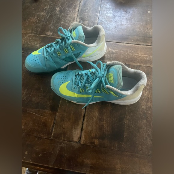 Nike tennis shoes - Picture 4 of 10